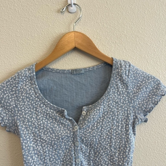 John Galt Blue Floral Button Front Cropped Zelly Top - Picture 9 of 9